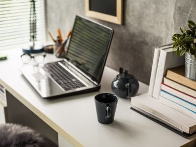 Jak zorganizować biurko w domu, aby uzyskać maksymalną wydajność?